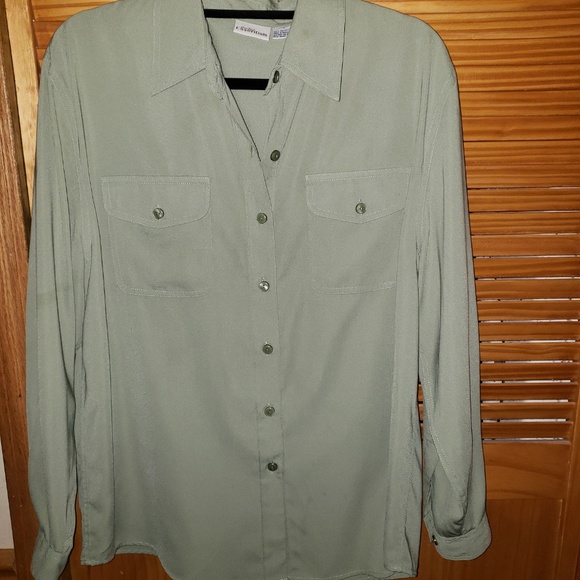 Wrinkle Free Button-down Tab Sleeved Large Top - Picture 4 of 6